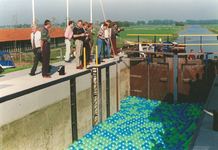 848507 Afbeelding van de feestelijke opening van de vernieuwde Oudhuizersluis bij Wilnis.